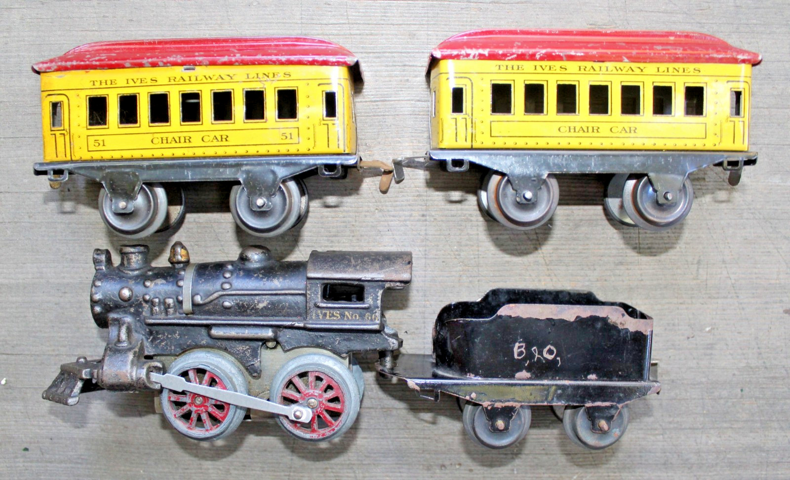 Ives Prewar O Gauge #66 Windup Locomotive & Tender & 2- Yellow #51 Chair Cars b2