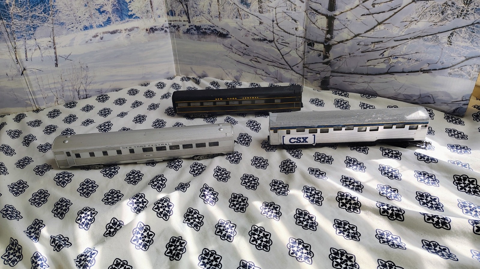 Massive lot of ho scale passenger cars, locomotives and shells READ DESCRIPTION