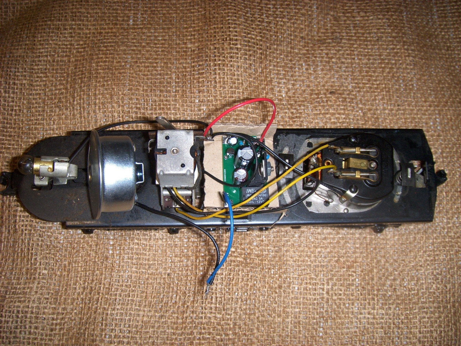 Lionel Diesel horn controller. Replaces battery and relay in locomotives.