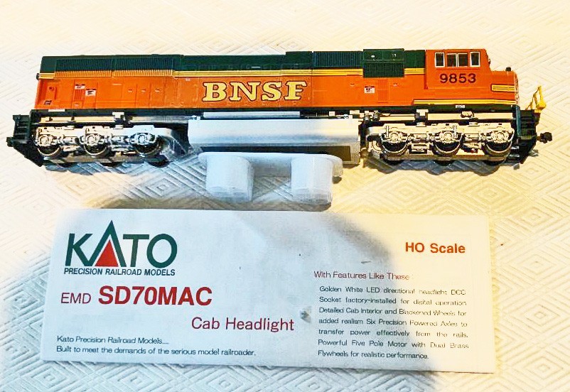 1 KATO HO SCALE #37-6404 EMD SD70 MAC CAB HEADLIGHT BNSF HERITAGE l l #9853 HO