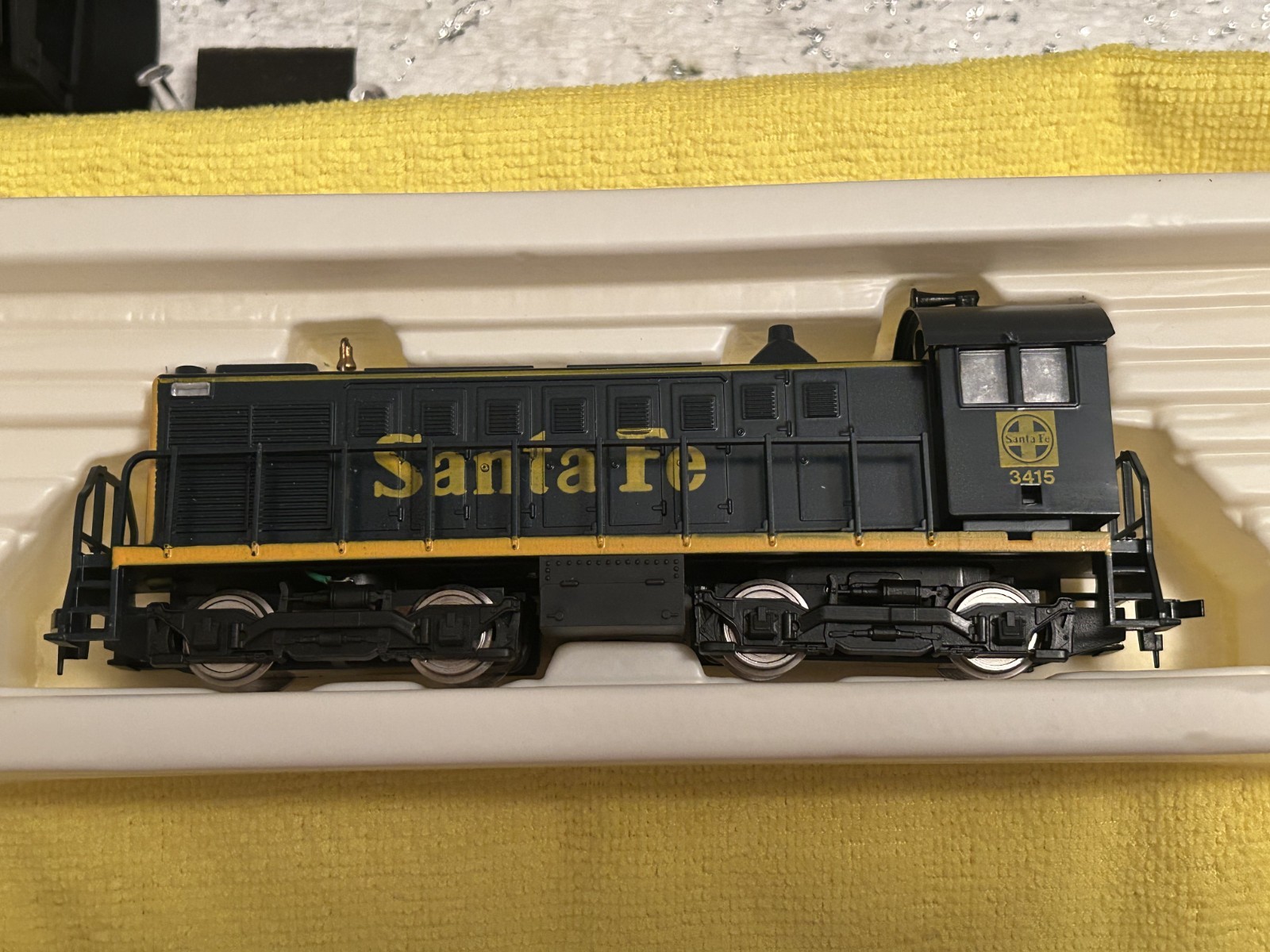 Model Power ALCO 1000 HP Yard Switcher #6832 Santa Fe 3415 New in Box