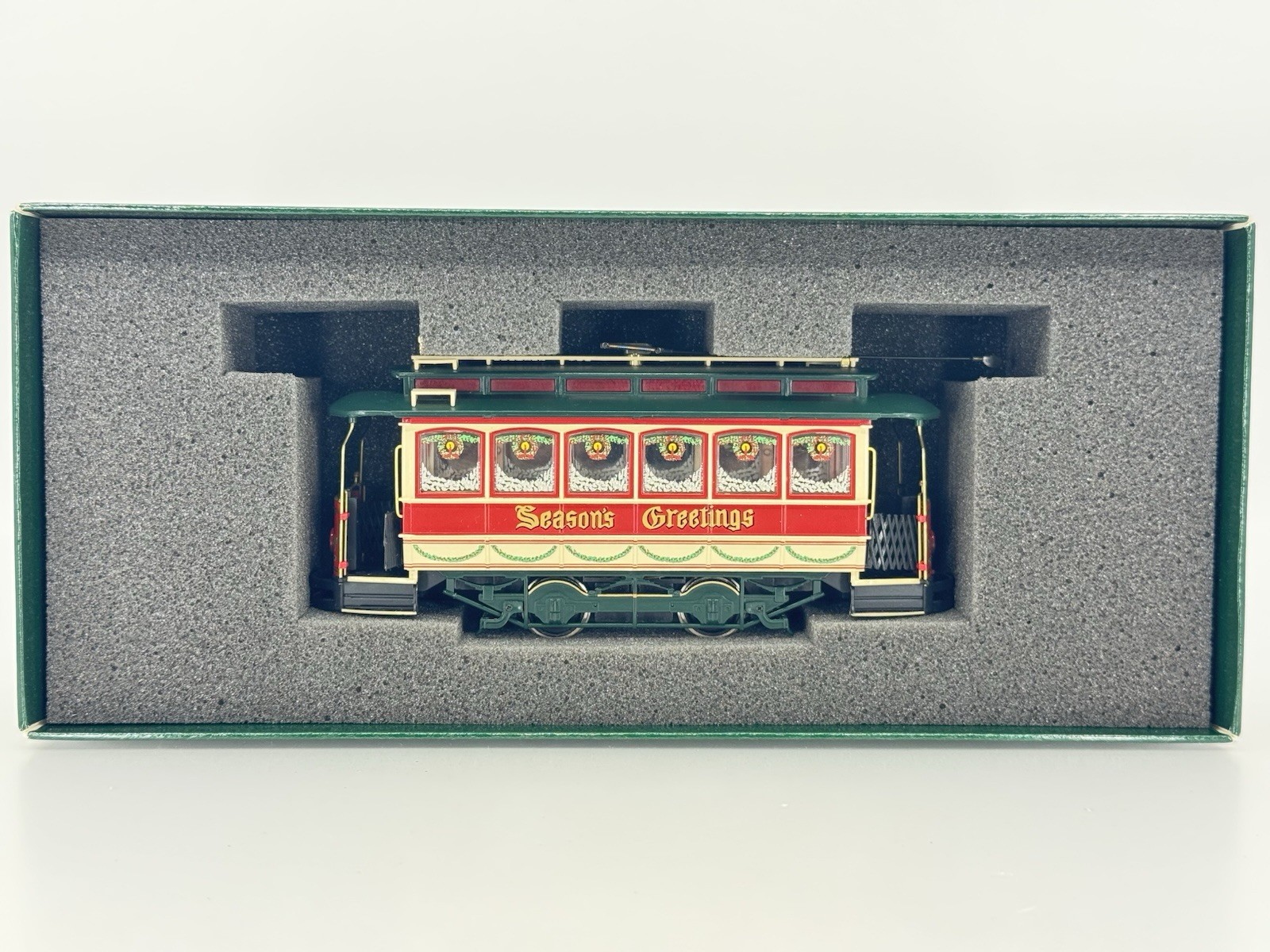 On30 Bachmann Spectrum 25127 Christmas Closed Street Car Trolley Locomotive