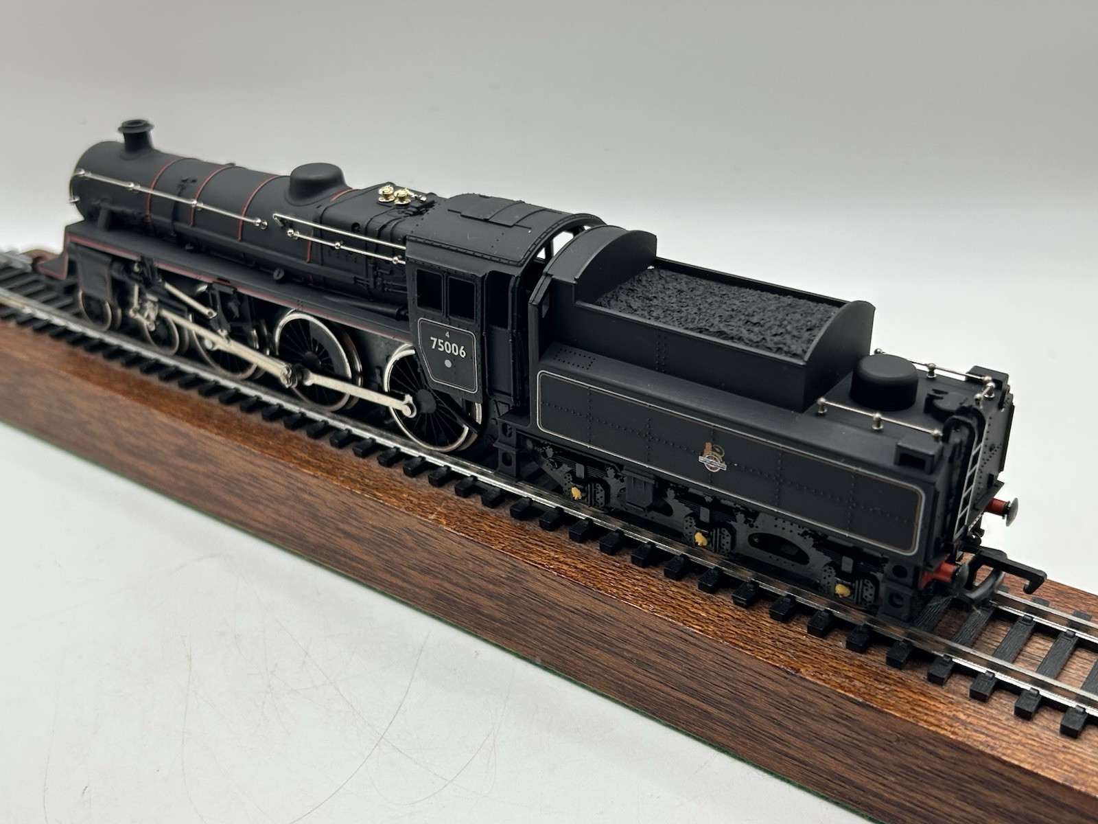 OO Mainline 37-052 BR Standard Class 4MT 4-6-0 Steam Locomotive – (EX BOXED)