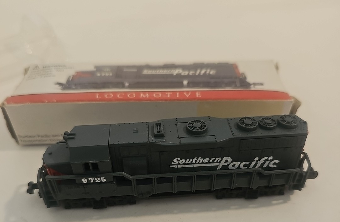 Southern Pacific Locomotive # 9725 Model Train No 418 High Speed N Scale w Box