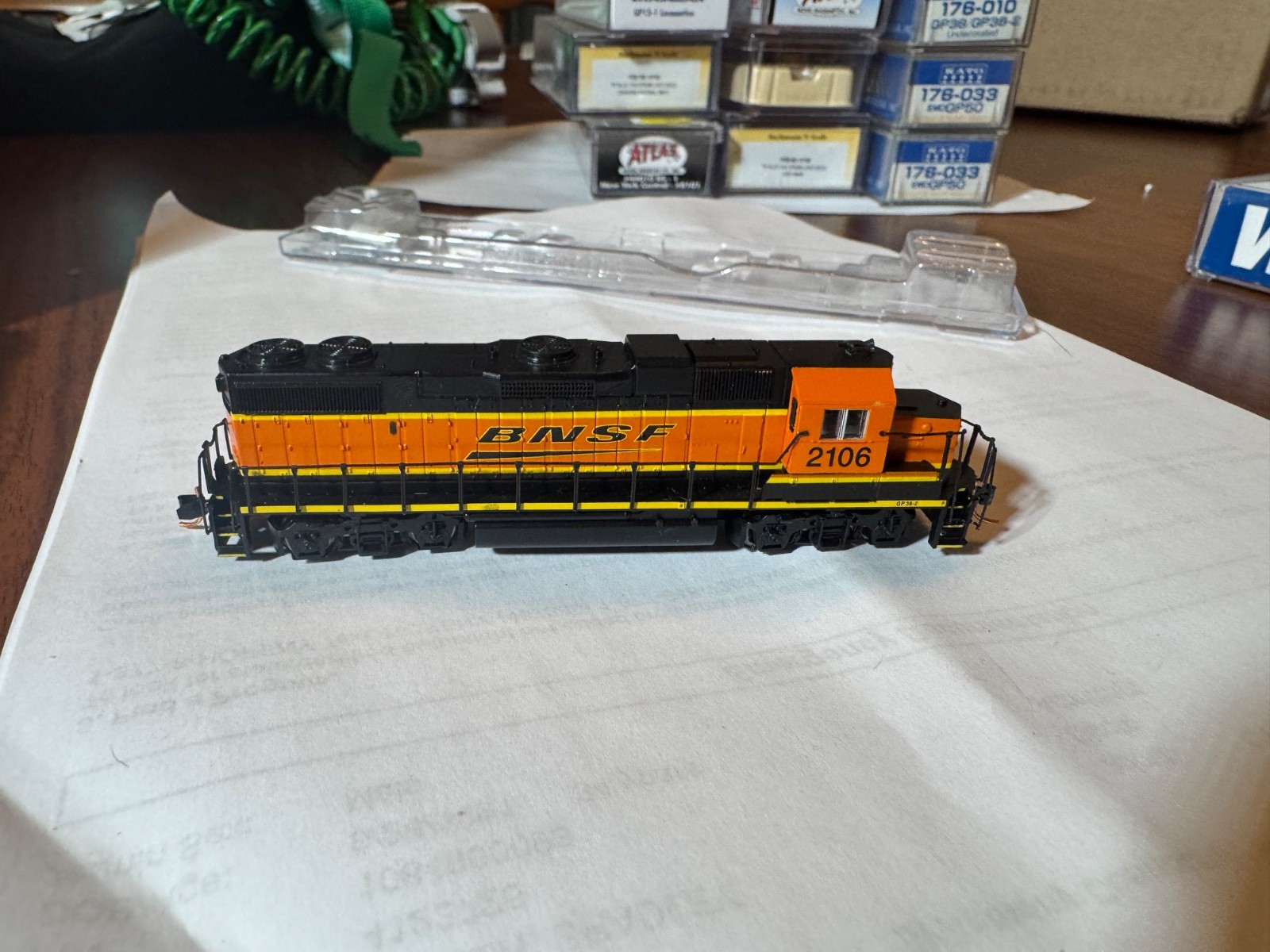 Walthers N 929-50302 EMD GP38-2 BNSF 2106 DCC READY