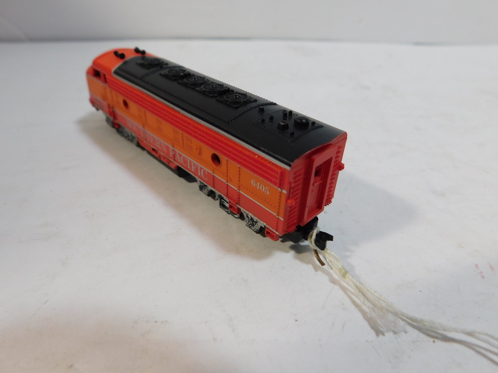 Life Like N Scale 6405 Daylight Southern Pacific F-7 Diesel Locomotive (NB)