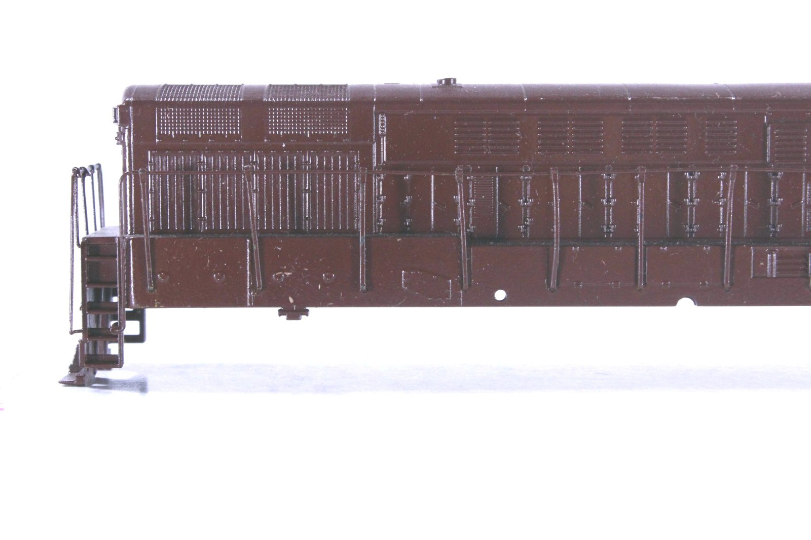 HO Athearn Undecorated Brown FM H-24-66 Trainmaster Shell +Handrails Dmgd Ftbrd