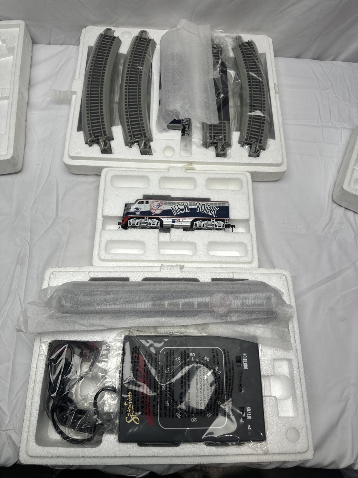 Hawthorne Village New York Yankees Express Collectible Train Set 90181-82-83