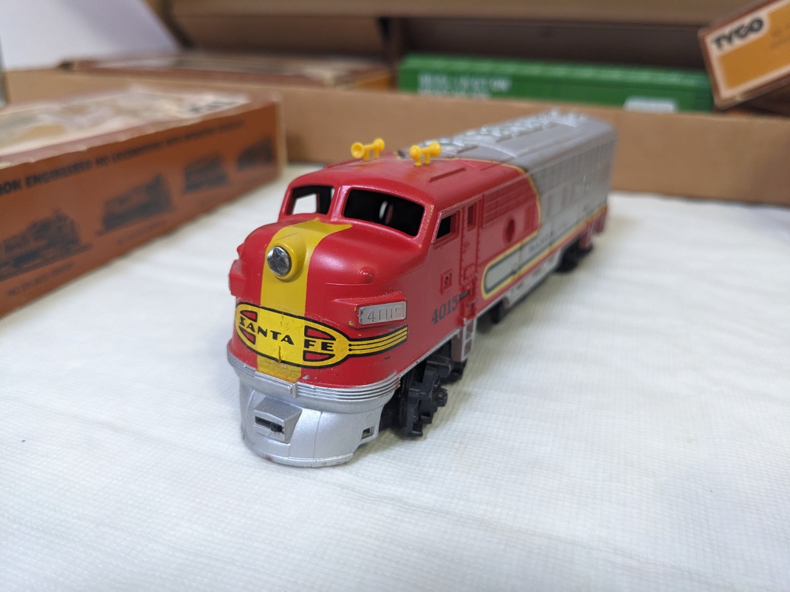 Vintage 1975 Tyco HO Scale Santa Fe Electric Train Set w brochure & price list