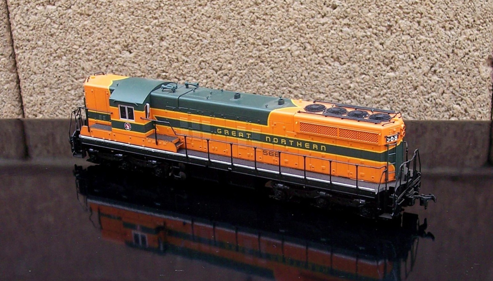 Great Northern Railway Railroad SD-7 Powered Locomotive #568 HO Scale