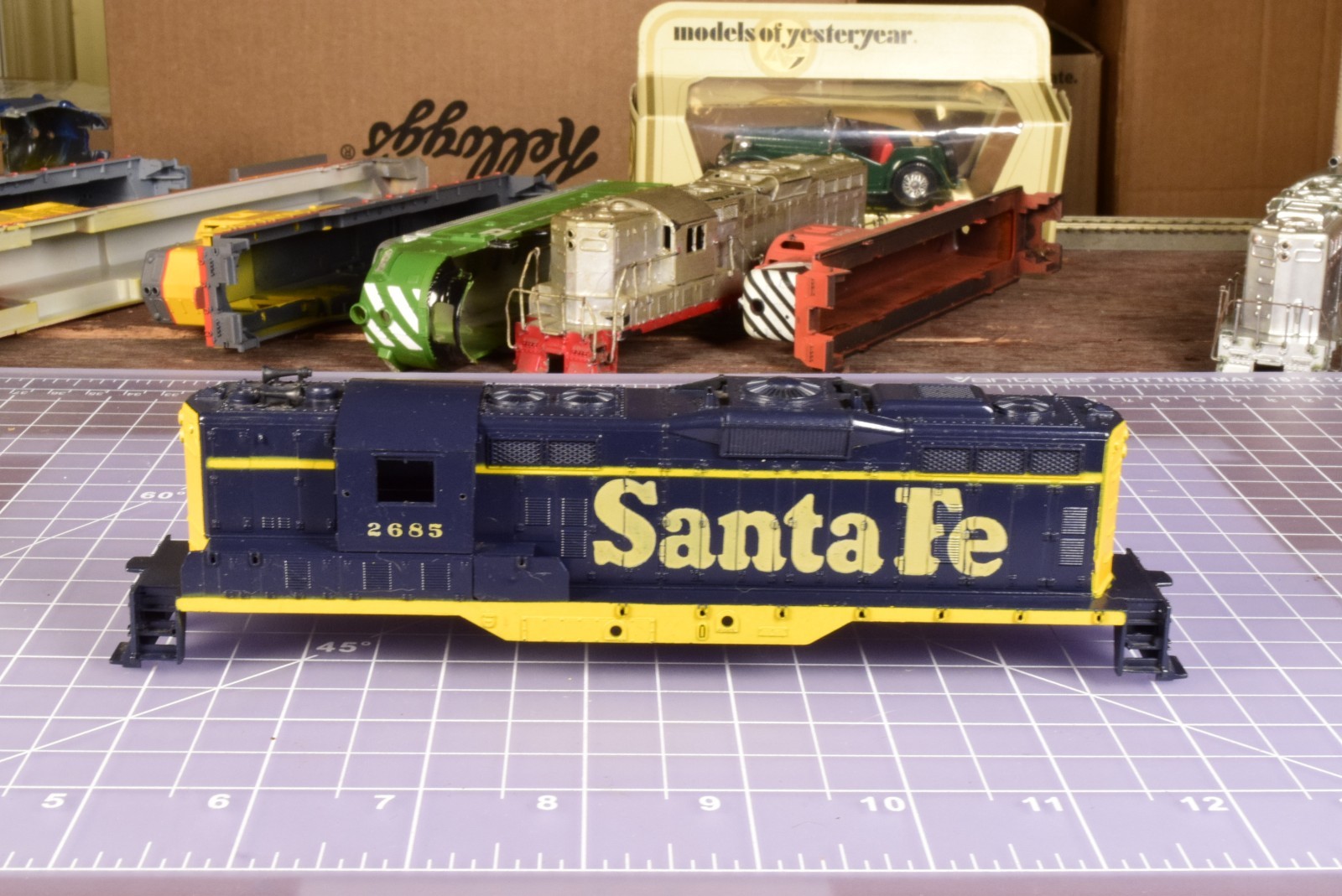HO SHELL GP9, Santa Fe 2685 horns, no insert/railings SH5
