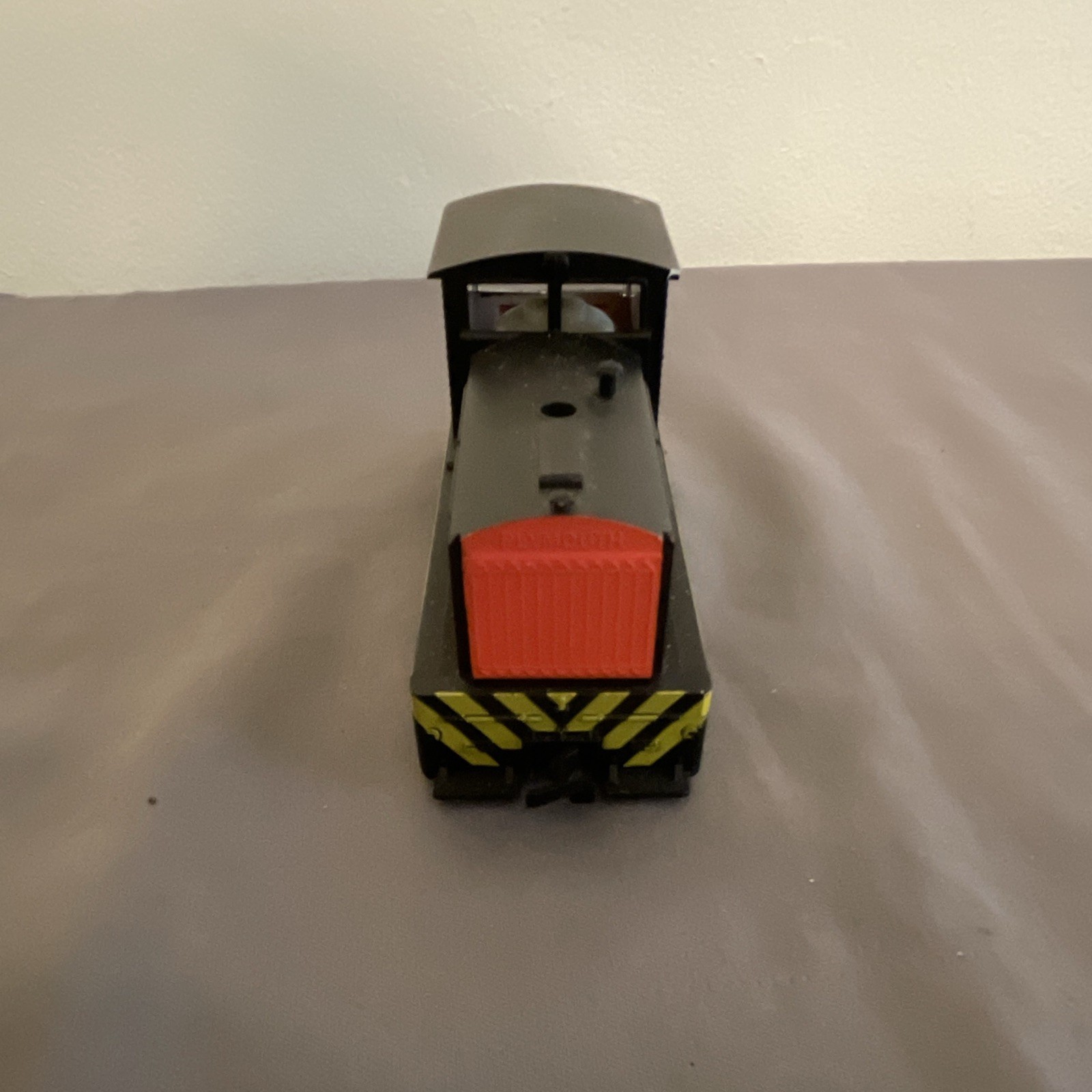 CN HO Diesel Locomotive Model Train Engine Black Yellow Red Transportation