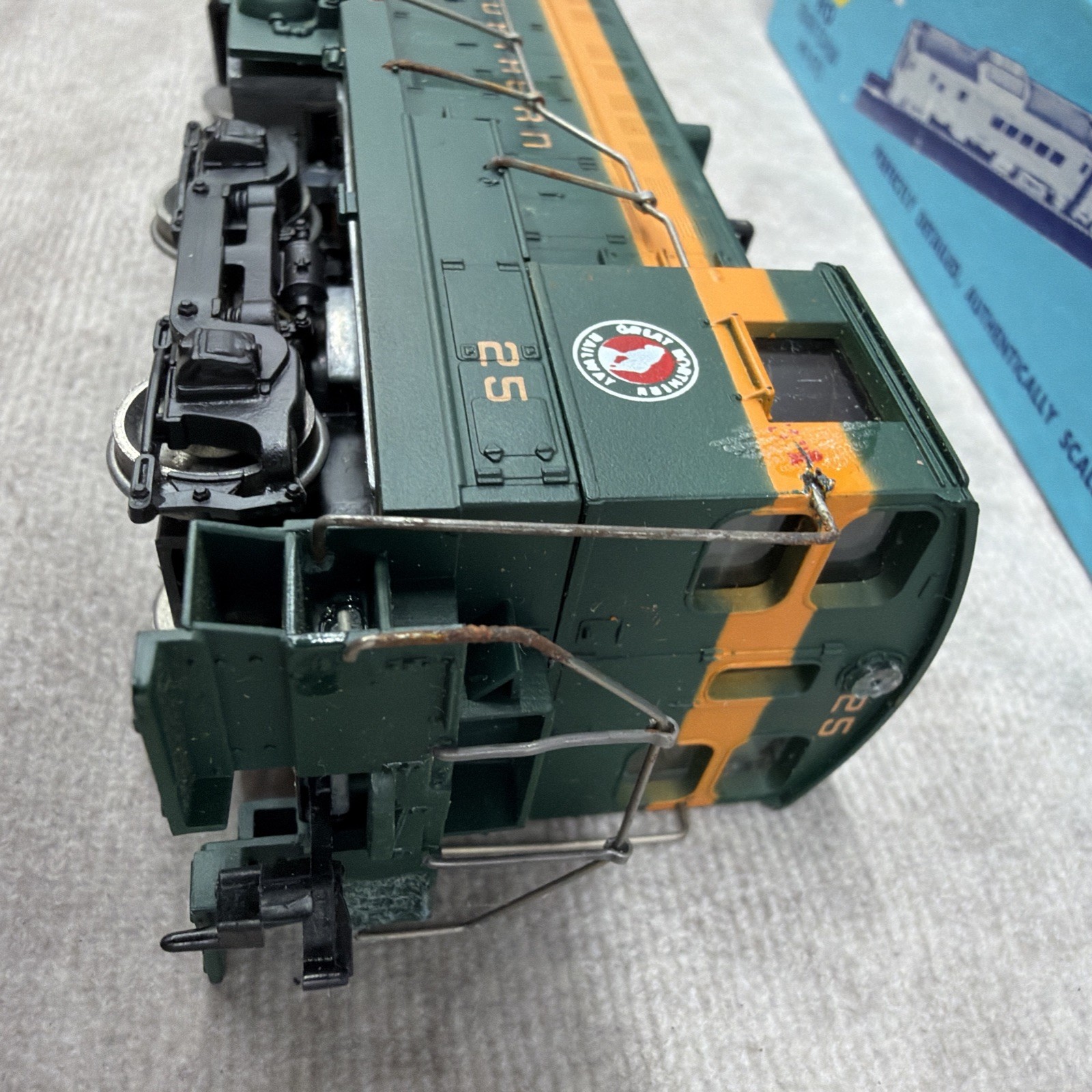 Athearn HO Great Northern S-12 Diesel Locomotive #3704 DC Analog Dark Green
