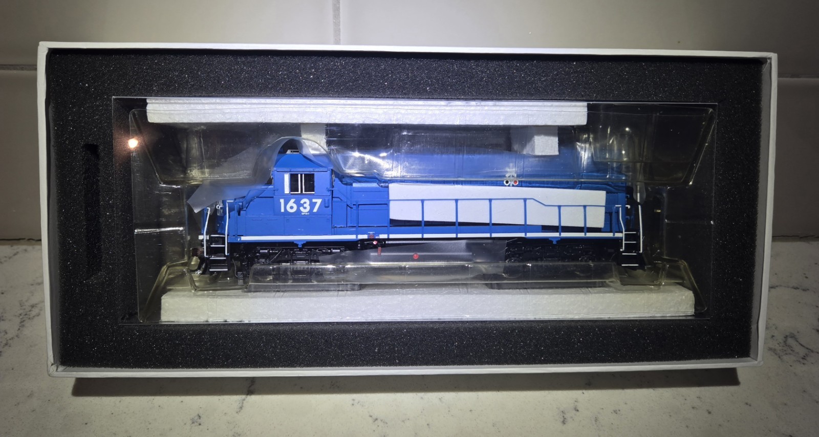 Athearn Genesis HO Scale Conrail Operation Lifesaver GP15-1 #1637 with DCC/Sound
