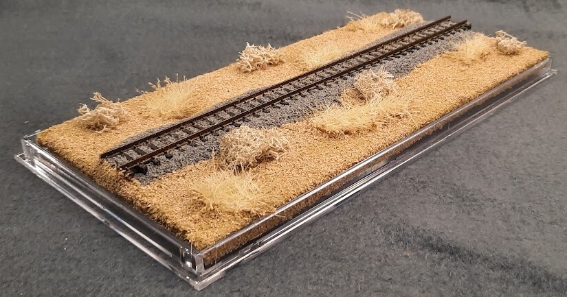 N SCALE -SINGLETRACK 8″ -DISPLAY CASE -“DESERT SCENE” FOR ANY N TRAINS
