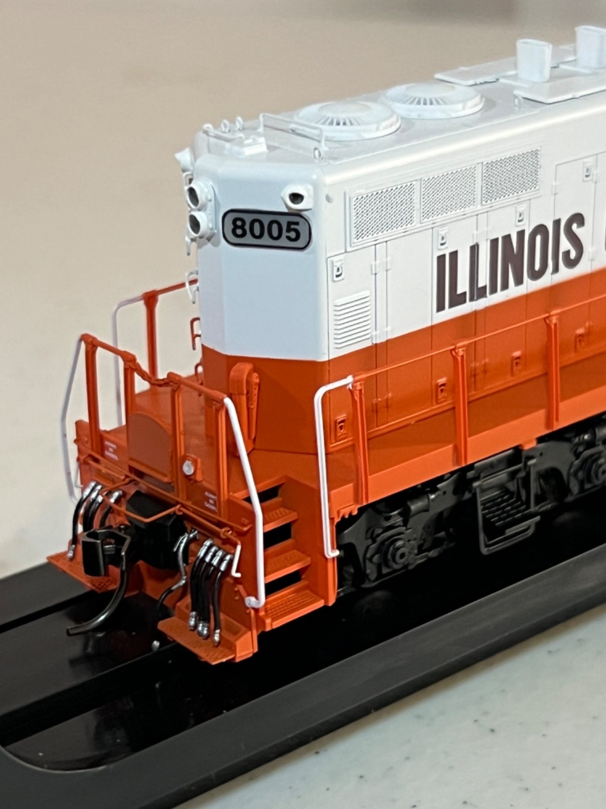 NIB HO Intermountain Illinois Central GP10 with LokSound
