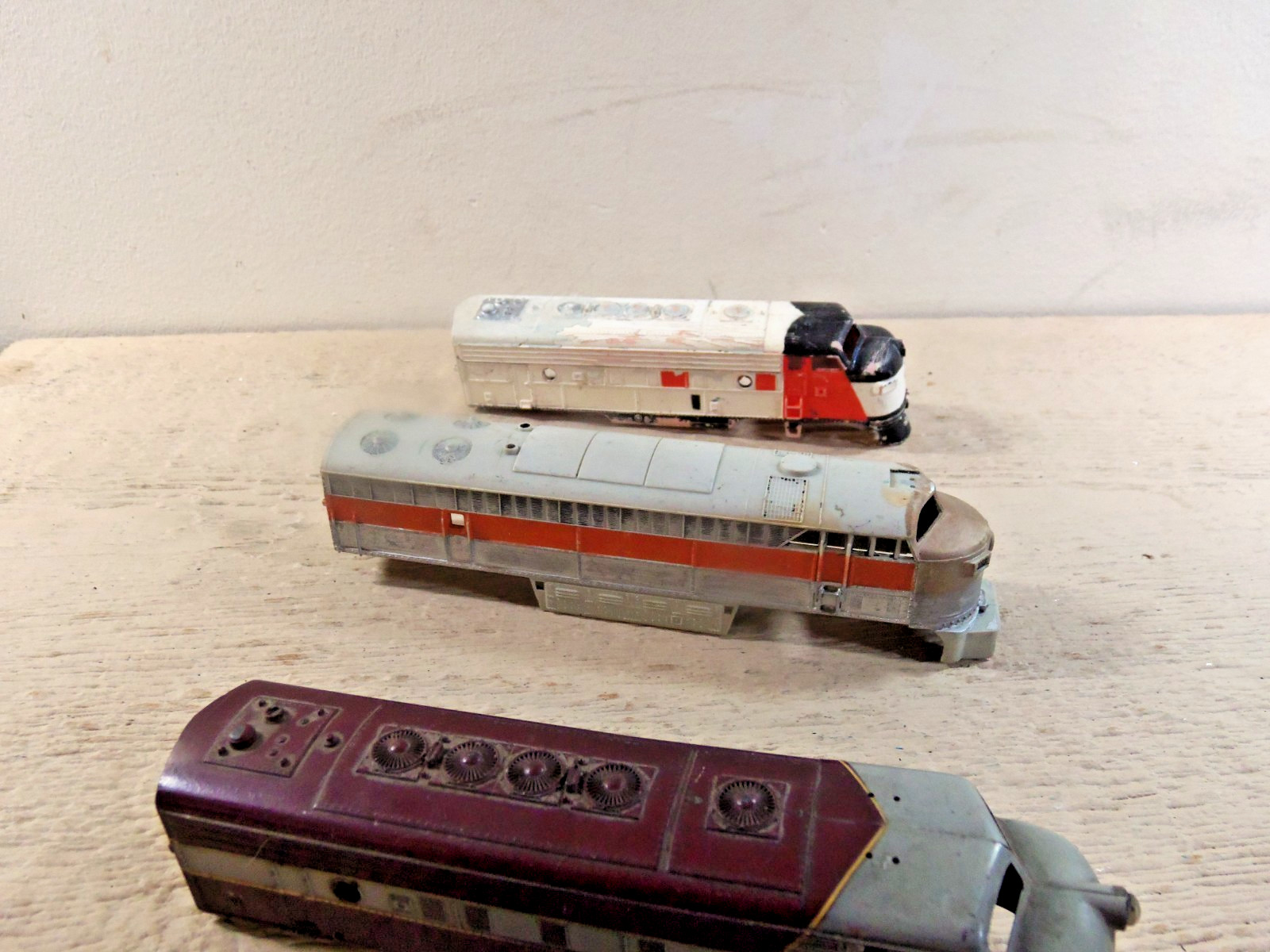 HO Lot of 9 Unmarked Locomotive Shells Parts Pieces