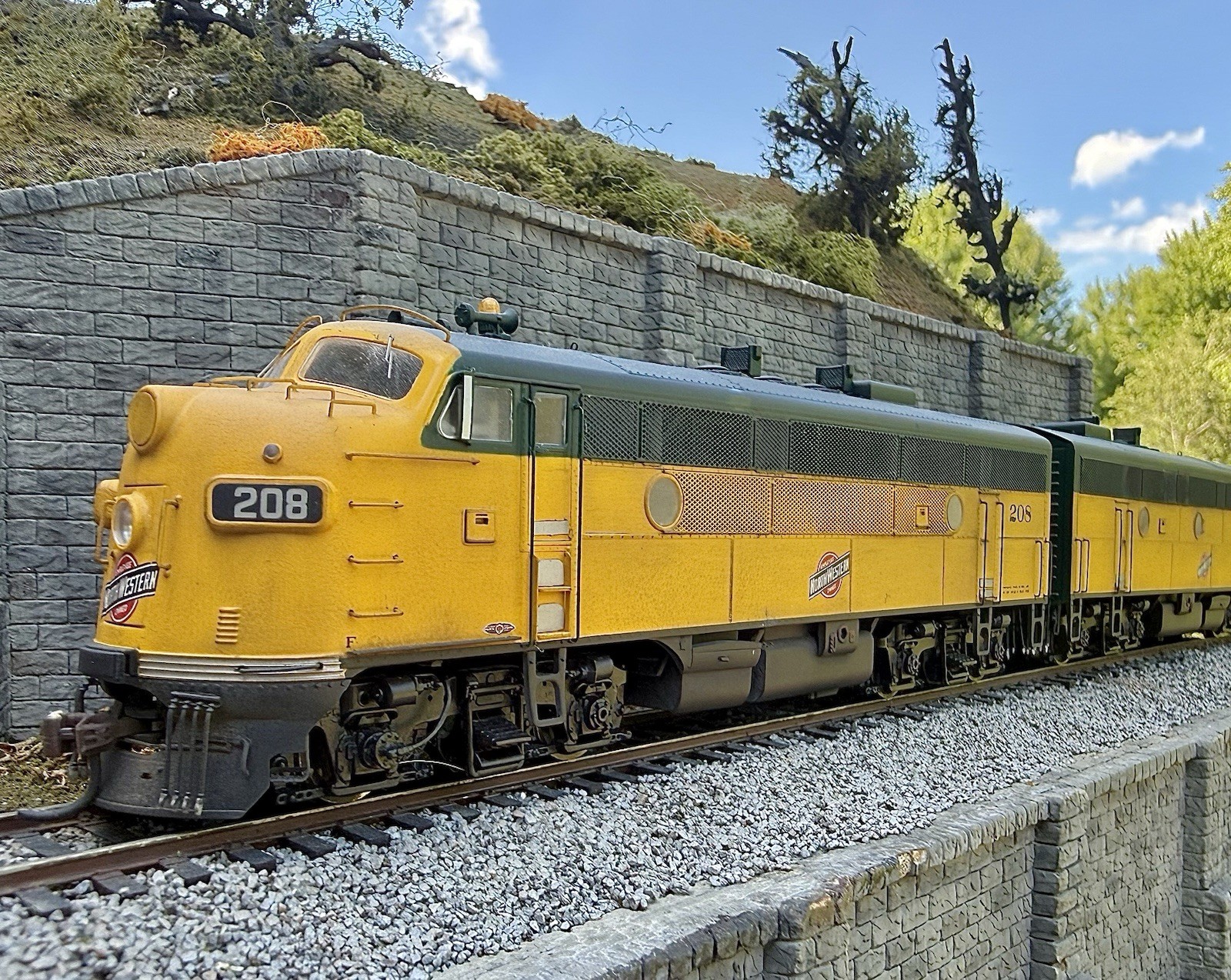 HO Scale Athearn Genesis F-3A #208 & F-3B #306 CNW Sound/DCC /LNIB/weathered