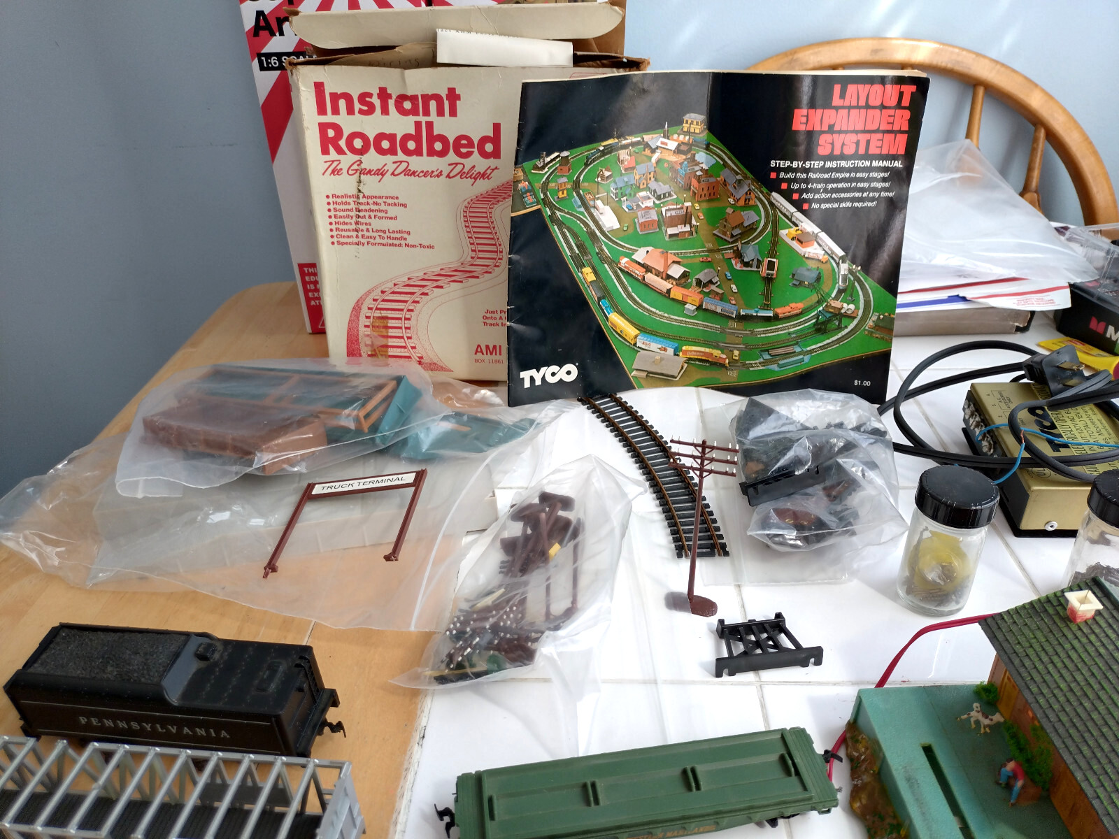 HO scale train start up, 1970’s, 2 locomotives, 12 cars, station + Very Clean