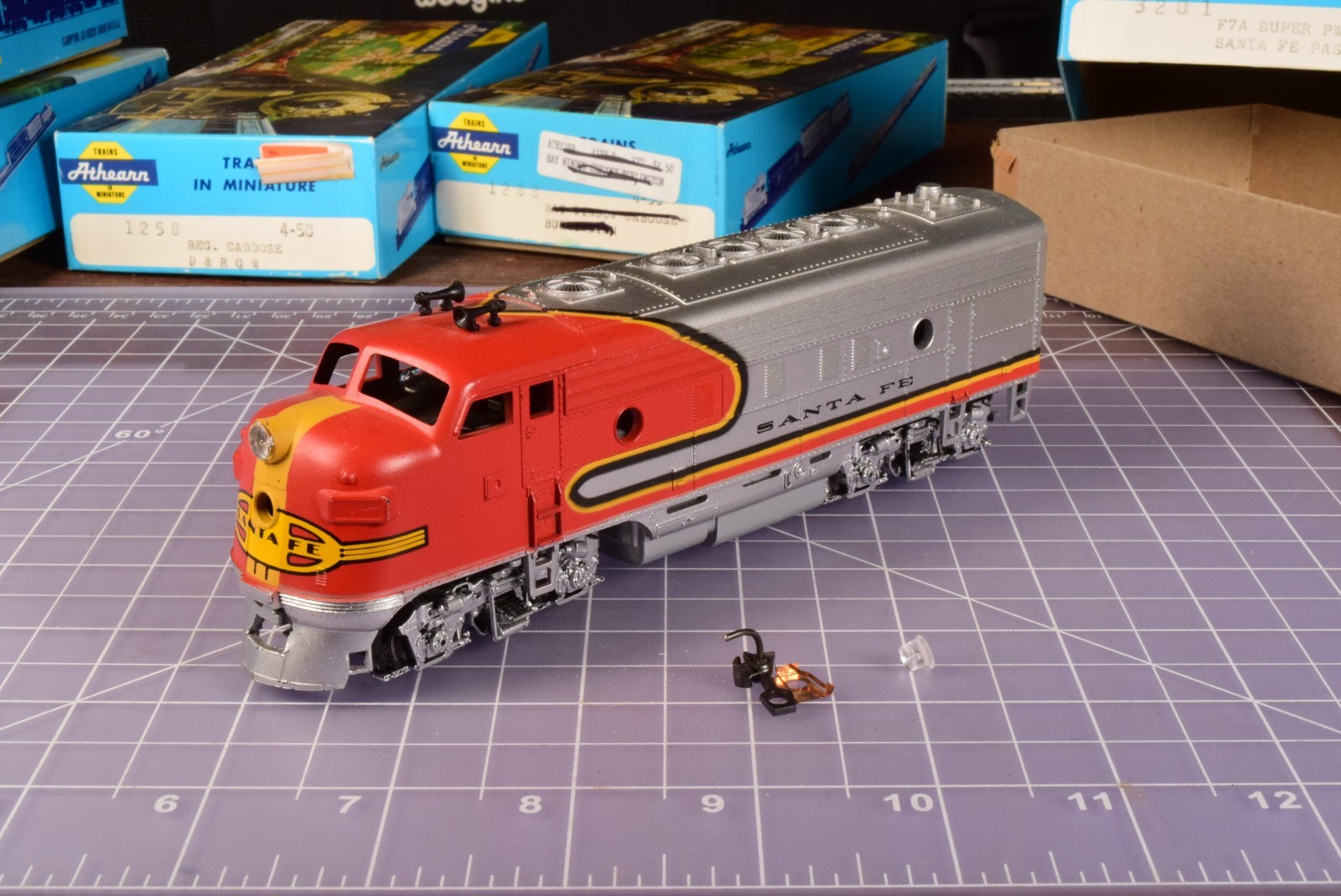 near TrkRdy 16.9 oz Good Working Condition Athearn F7A Super Power Santa Fe