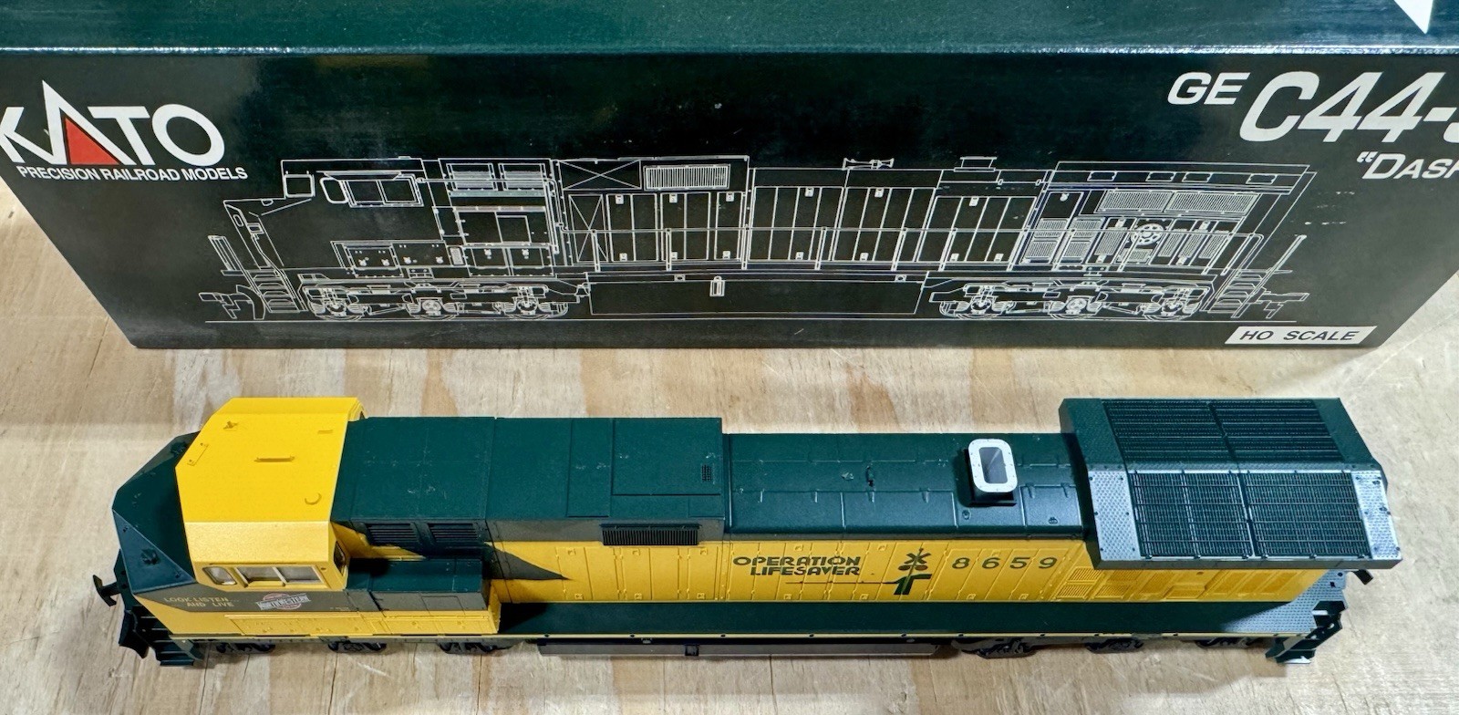 KATO 37-1310 HO GE C44-9W Dash 9 CNW Operation Life Saver #8659 New DCC Ready