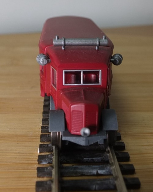 Marklin 3124 HO gauge Micheline Type 11 railcar in red livery