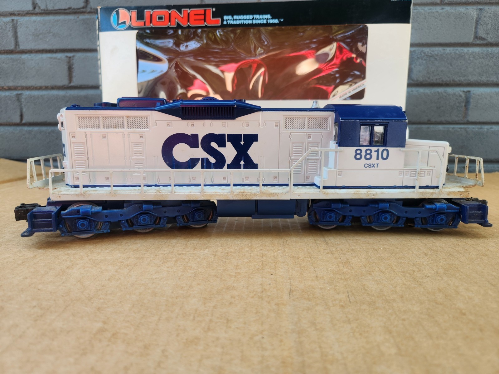 Lionel 6-18810 CSX SD18 Diesel Switcher Locomotive #8810 w/Horn & Original Box