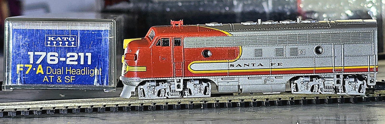 N Scale 1:160 Kato 176-211 ATSF F7A Pow. F7A Santa Fe Warbonnet Dual Headlight