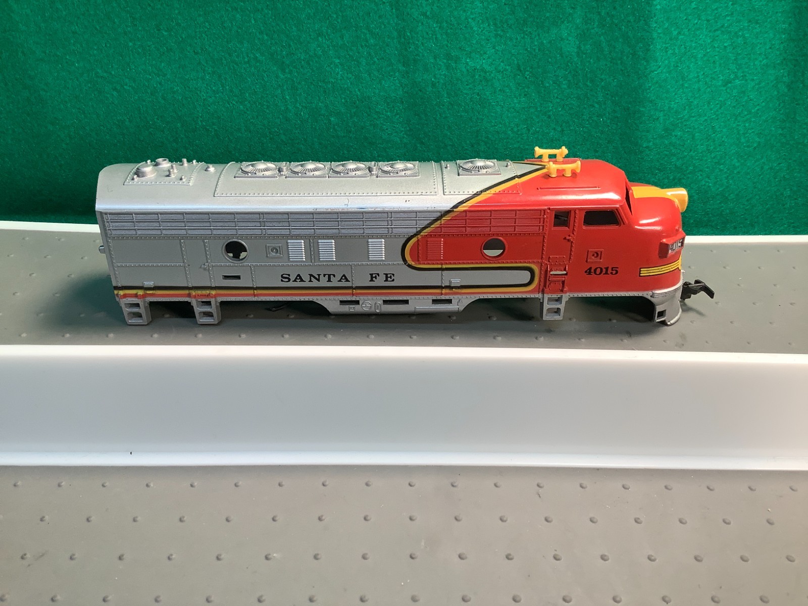 TYCO HO SCALE SANTA FE # 4015 DIESEL LOCOMOTIVE SHELL ONLY