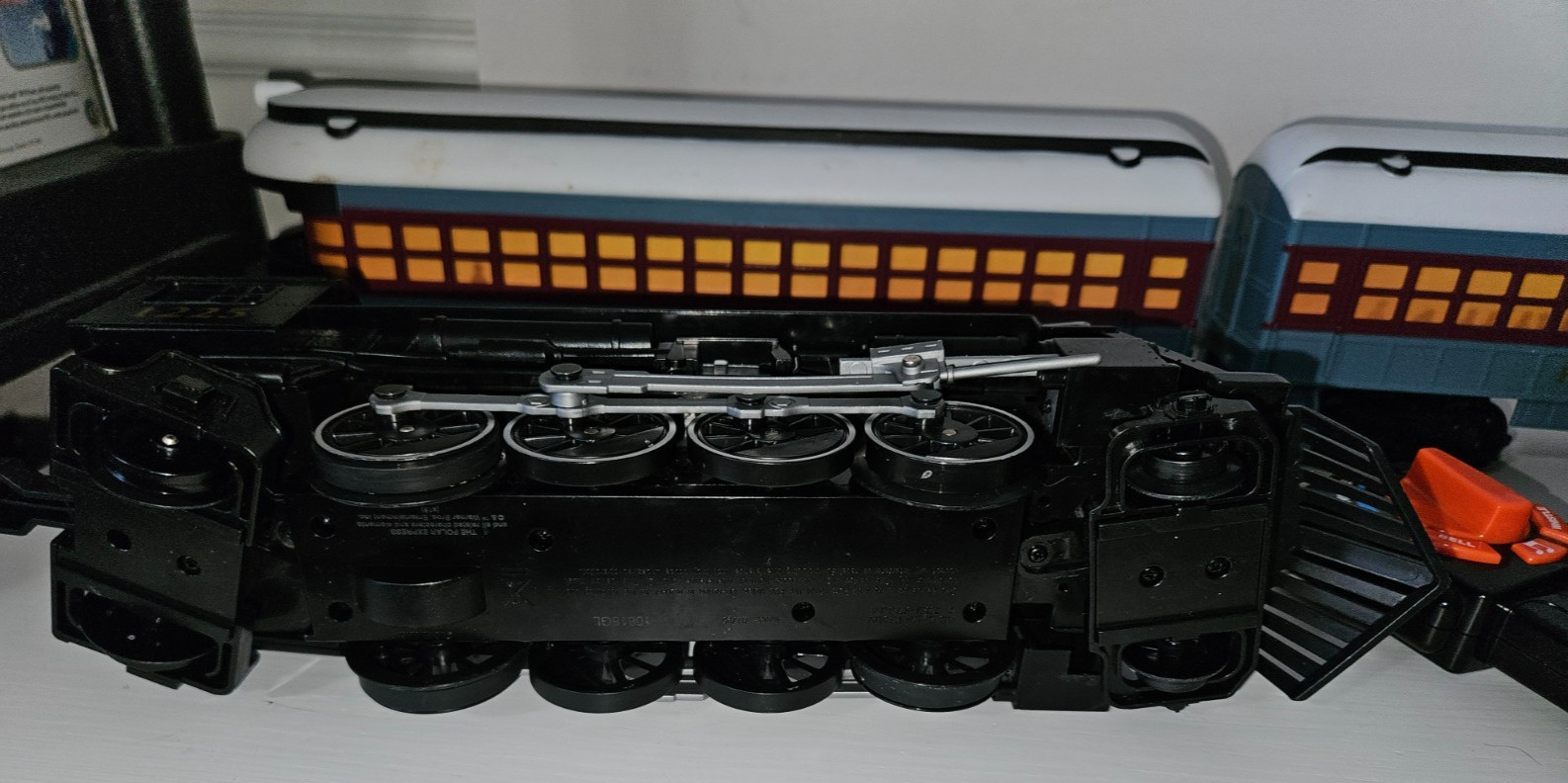 Lionel Polar Express G-Gauge Train Set 1225 Steam Locomotive Passenger Car
