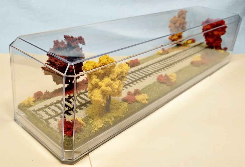 HO SCALE 16″ SINGLE TRACK DISPLAY CASE – “FALL FOLIAGE SCENE”-FOR ANY HO