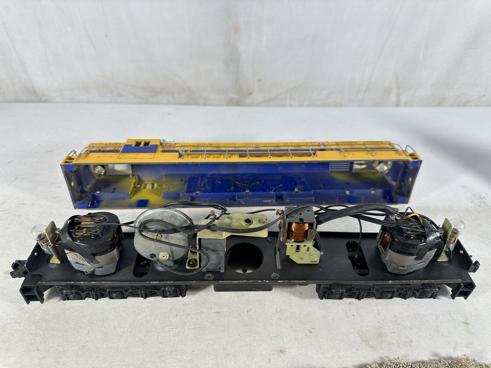 Beautiful Lionel Original Postwar #2331 Virginian FM Diesel in Blue/Yellow