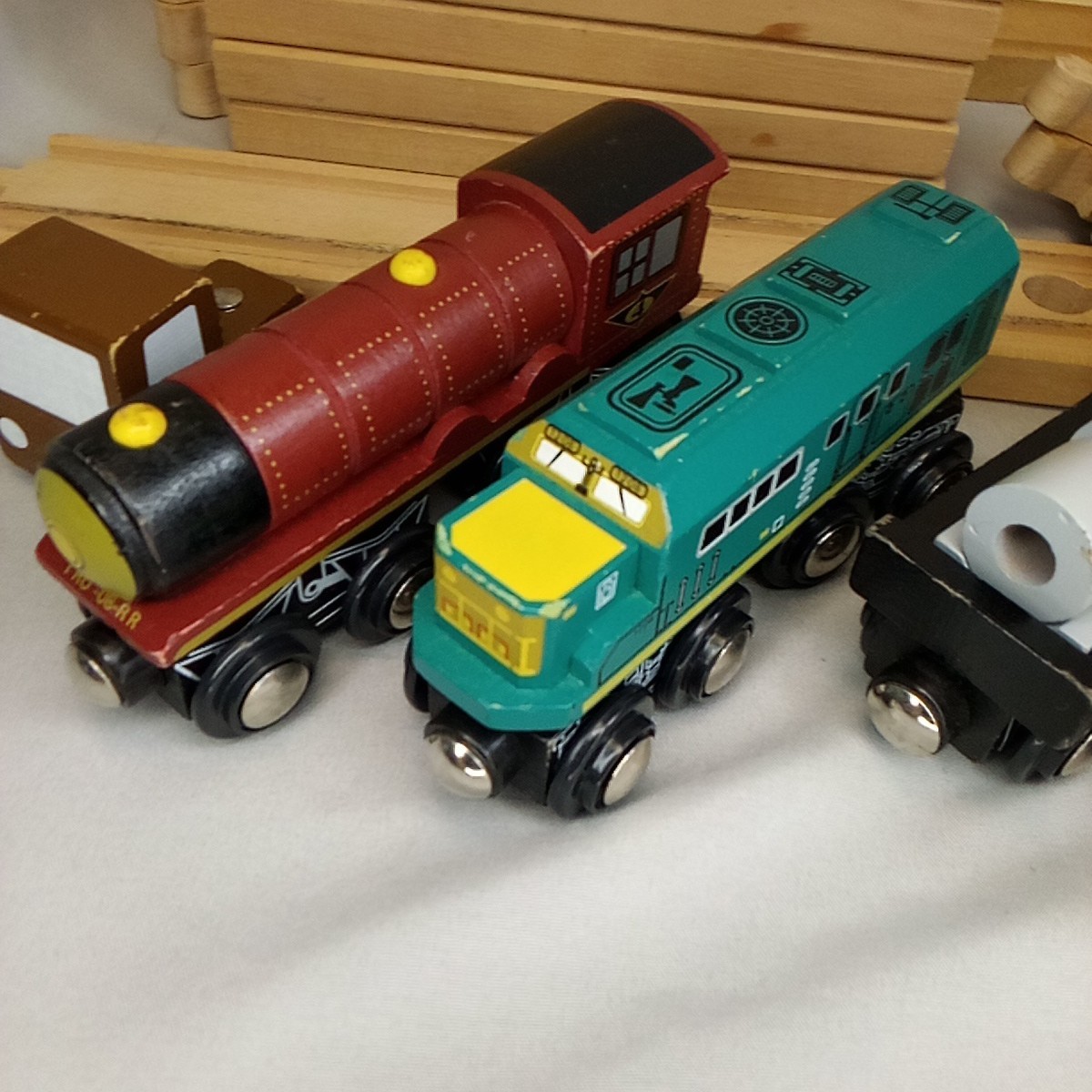 Maison Battat Wooden Railway Train Lot Engines Cars Crane Tressles Track Set