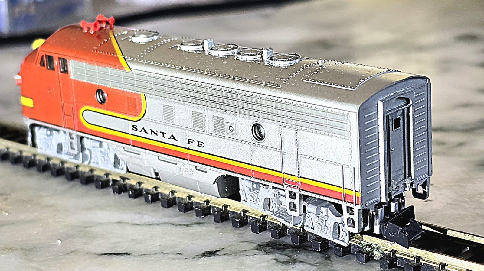 N Scale 1:160 Kato 176-211 ATSF F7A Pow. F7A Santa Fe Warbonnet Dual Headlight