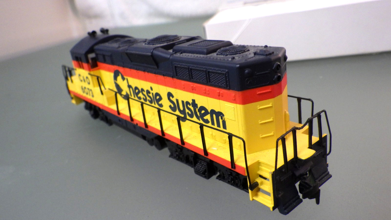 HO-Walthers 931-124 Trainline GP9M POWERED Locomotive in Box *C&O Chessie System