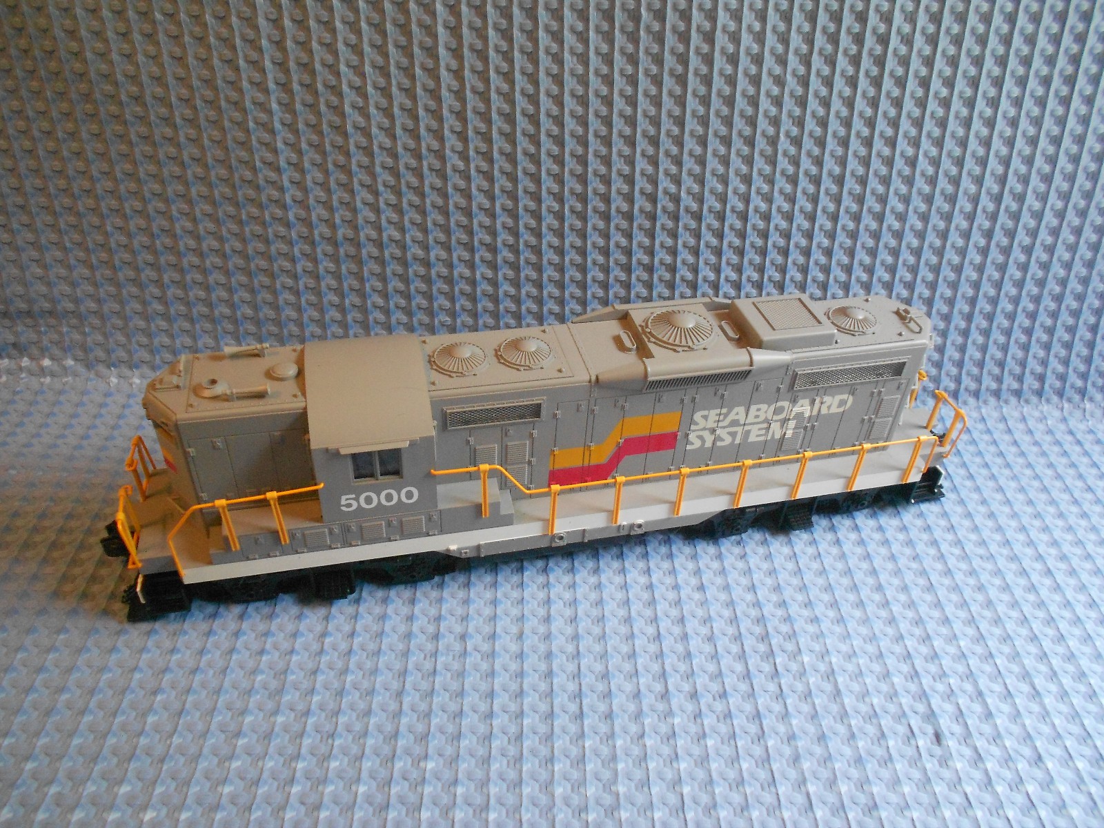 LIONEL 8-85000 G Scale SEABOARD SYSTEM GP-9 DIESEL LOCOMOTIVE LIONEL 8-85000