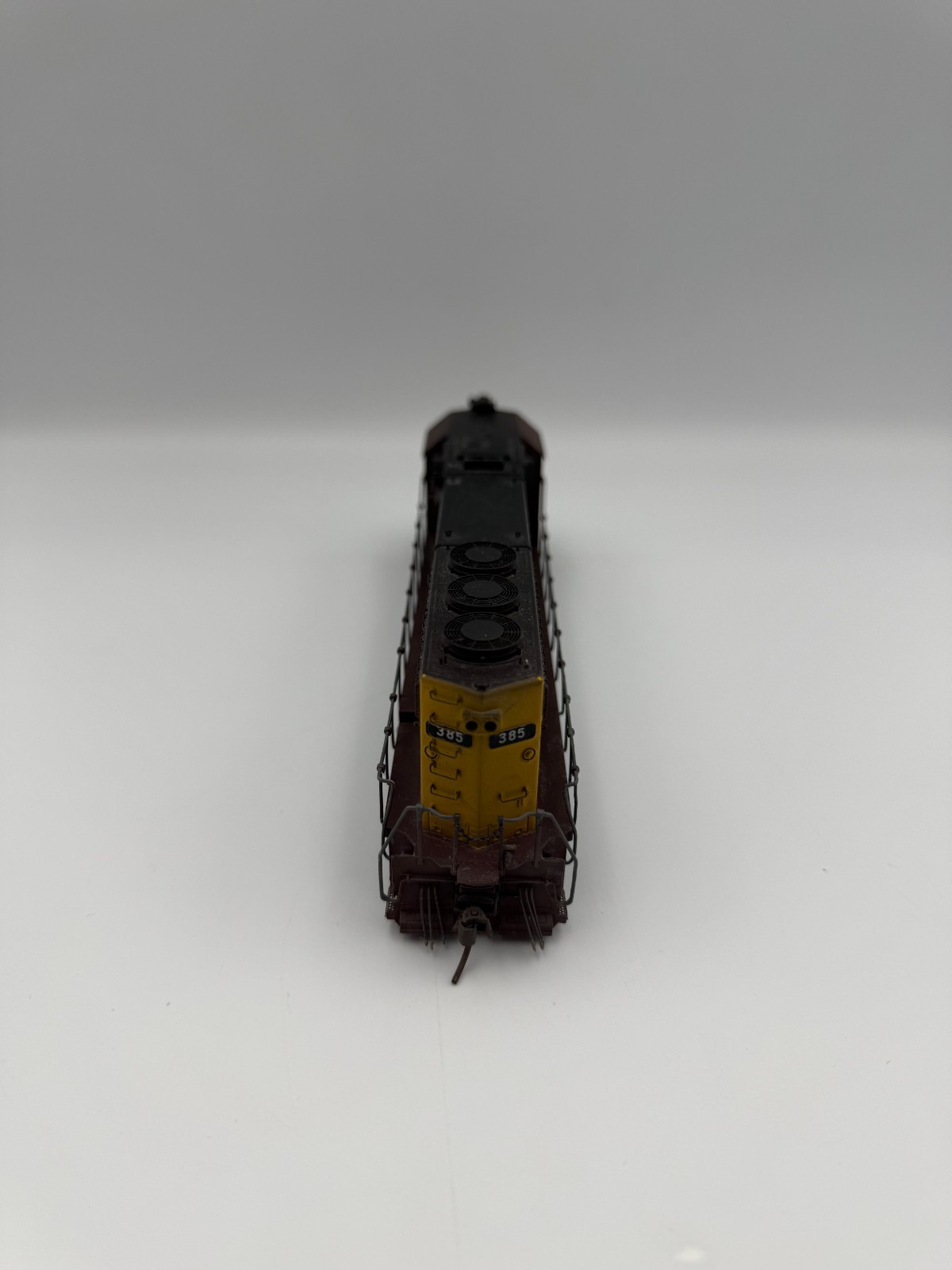 HO Athearn Late Model GP-40 Rock Island #385. Superb Custom Finishing.