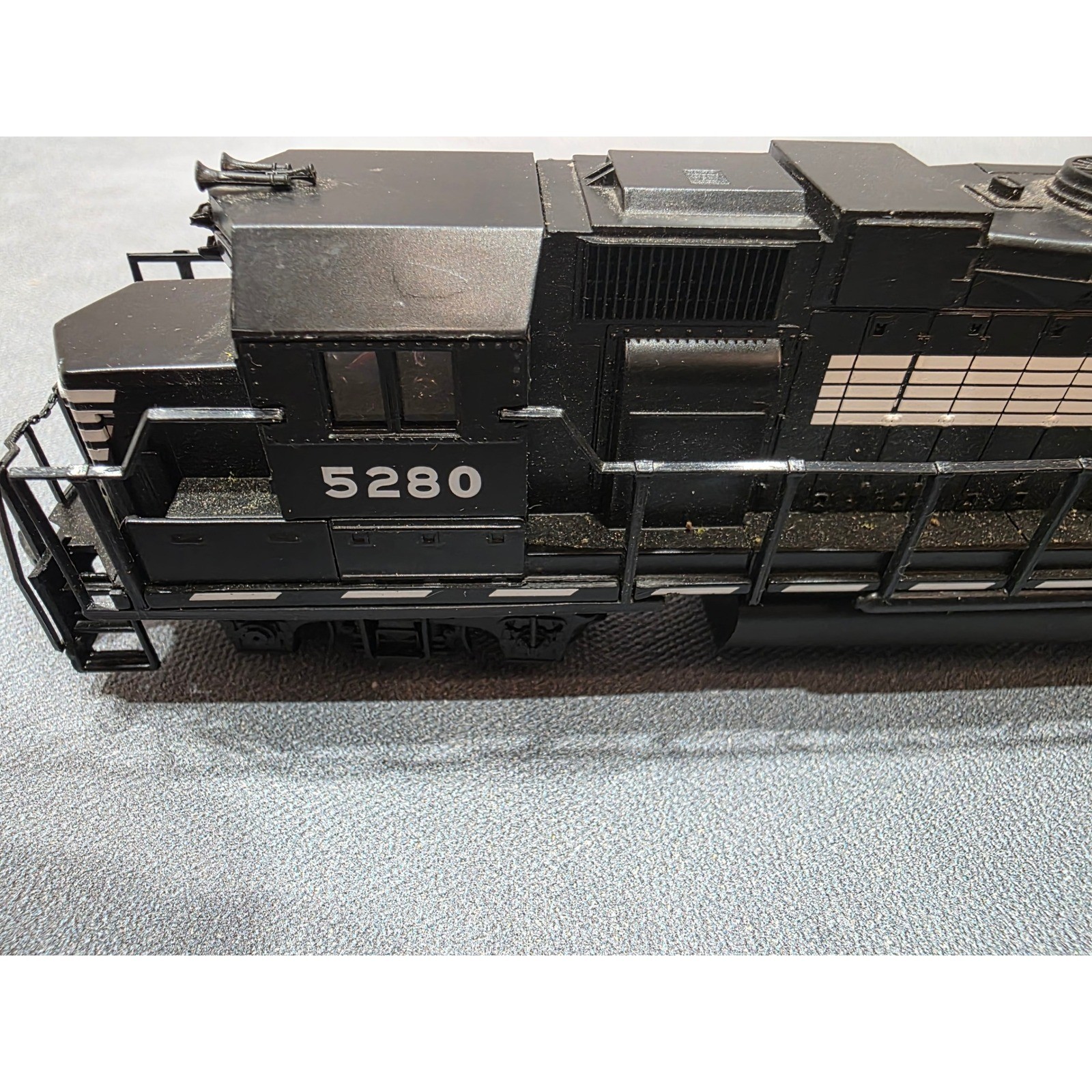 Norfolk Southern 5280 Diesel Locomotive Model Train Black White NS Livery