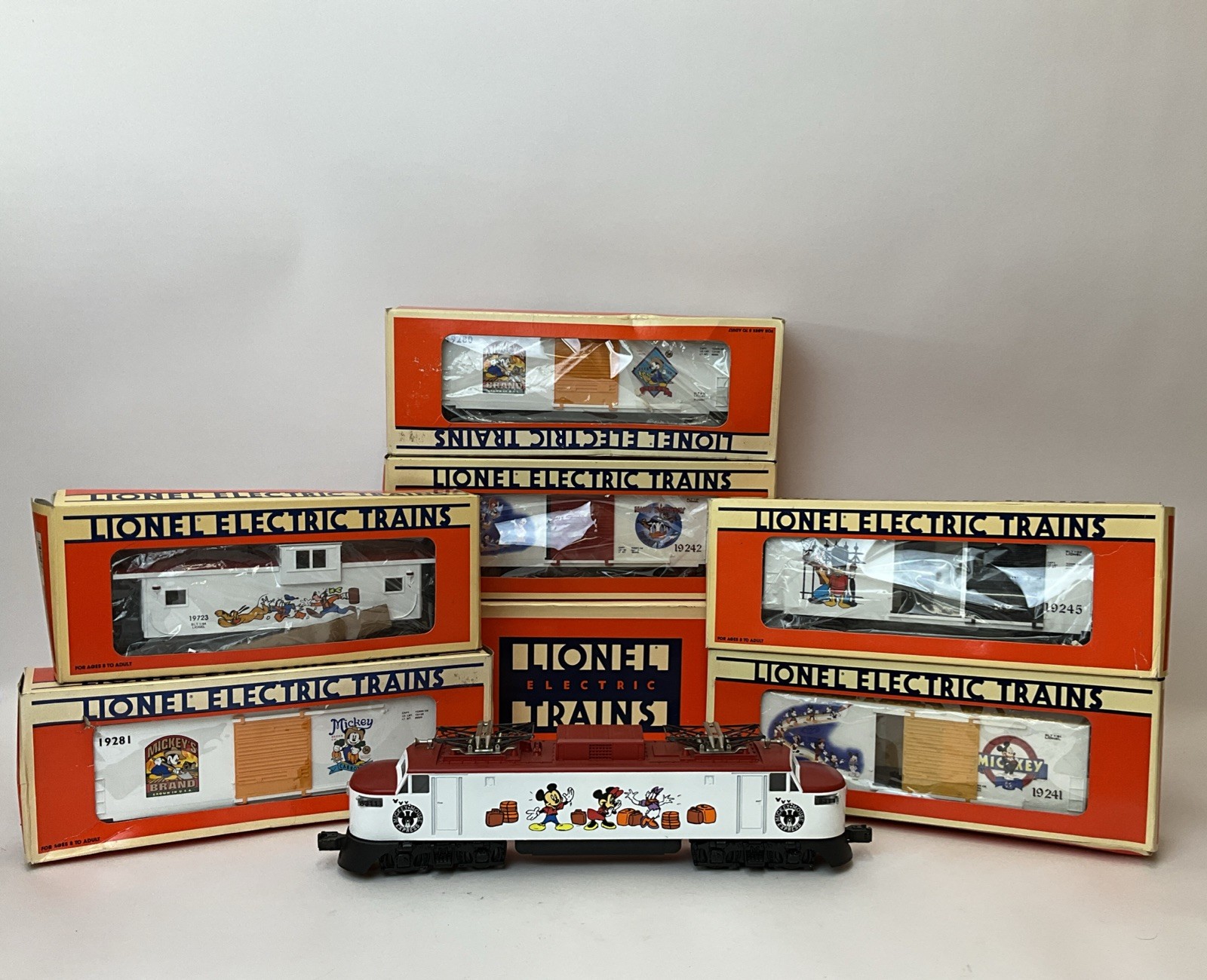 LIONEL 6-18311 DISNEY MICKEY MOUSE EP-5 ELECTRIC ENGINE, 5 BOXCARS & CABOOSE
