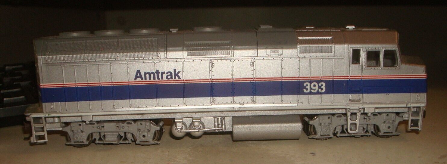 HO. WALTHERS TRAINLINE. AMTRAK. PHASE IV EMD. F40PH POWERED. # 393