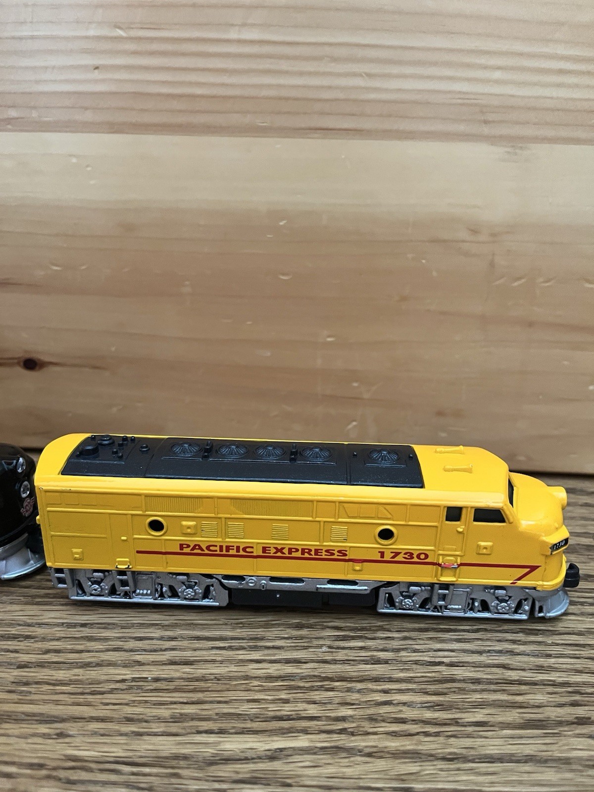 Toysmith 7″ New York Central And Pacific Express Locomotives Pull Back Trains