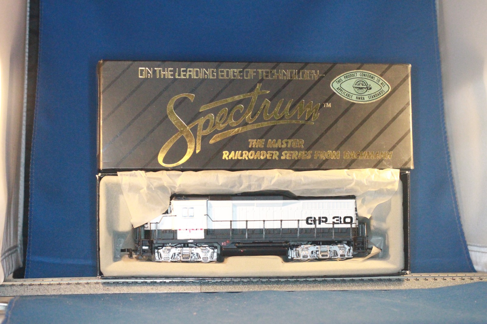 JP HO Bachmann Spectrum 41-0821-L7 EMD GP30 DEMO #5639 DC