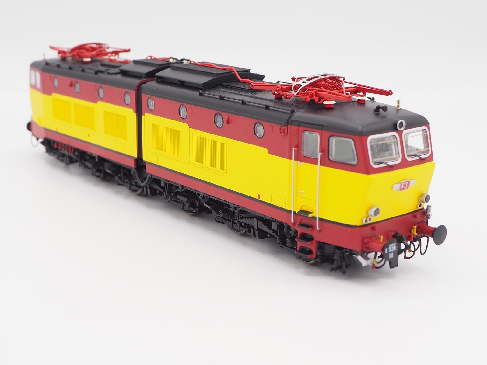 Rivarossi HR2965S HO Scale Electric Locomotive E656 In TEE Livery With Sound