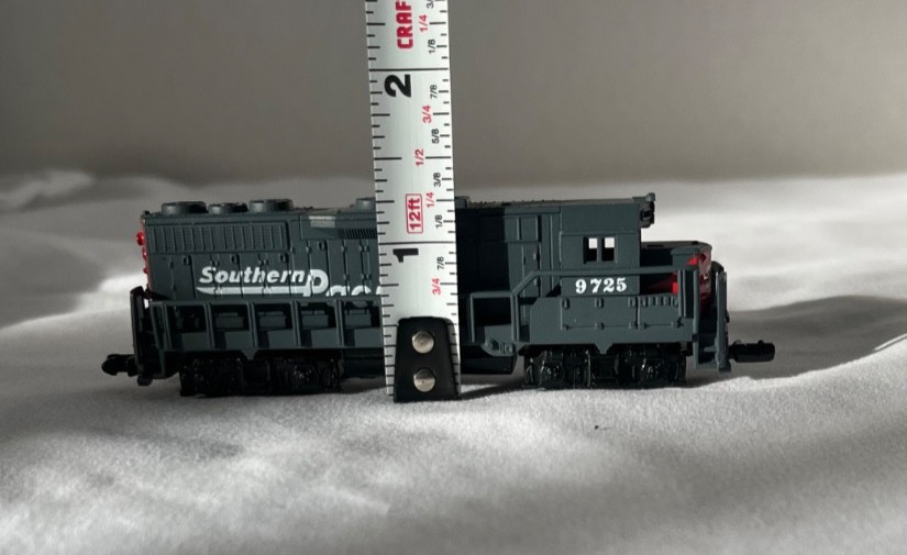 Southern Pacific Toy Train High Speed Locomotive 9725 Gray Red EUC