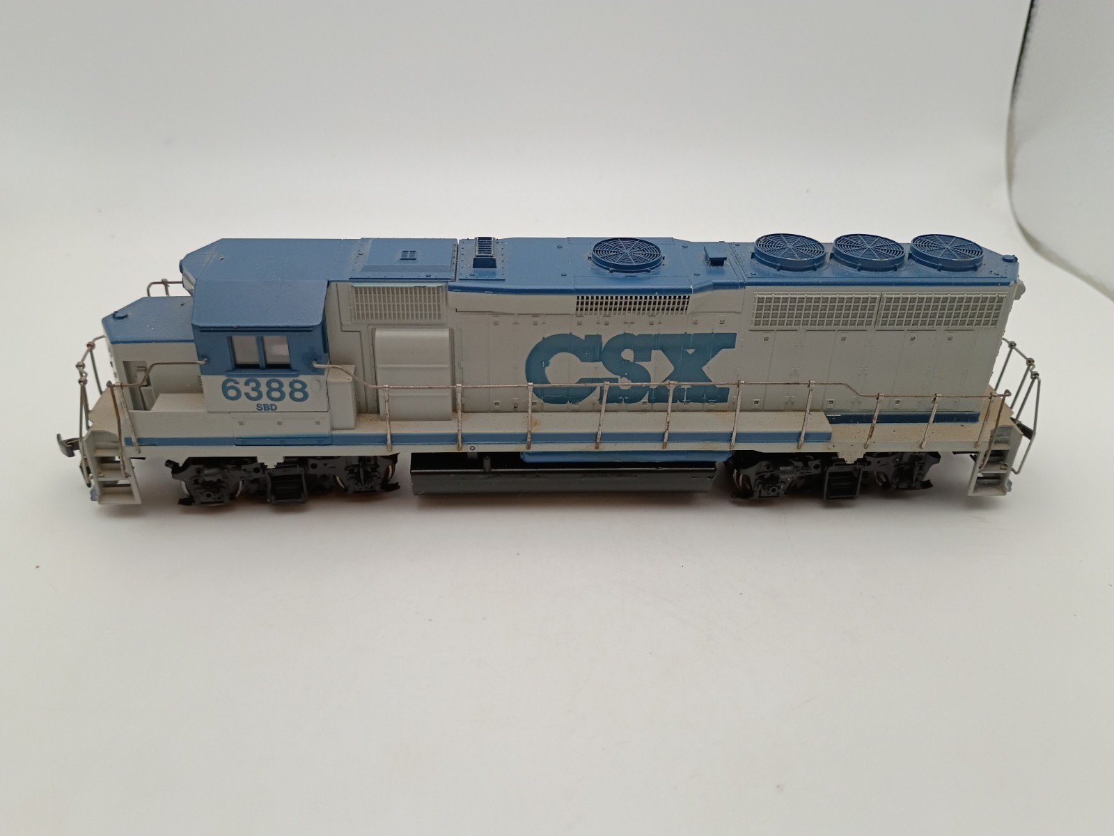 Athearn HO CSX 6388 GP40-2 Diesel Locomotive