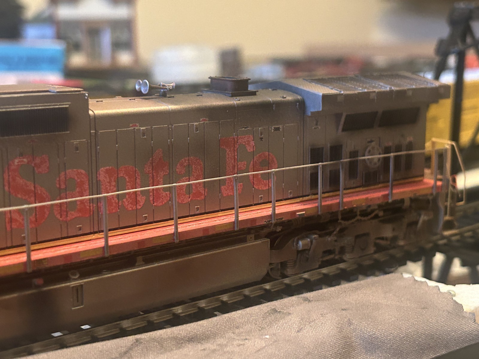 ScaleTrains HO Rivet Counter GE C44-9W BNSF #673 Ex-ATSF Warbonnet DCC Sound