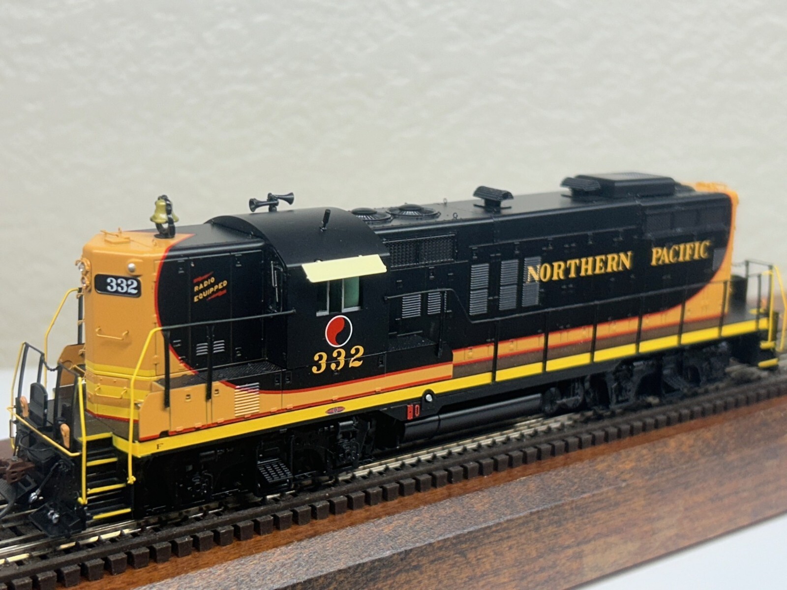 NORTHERN PACIFIC GP9 LOCO- DCC/TSUNAMI SOUND HO Scale -“GENESIS” NEW RTR OOP