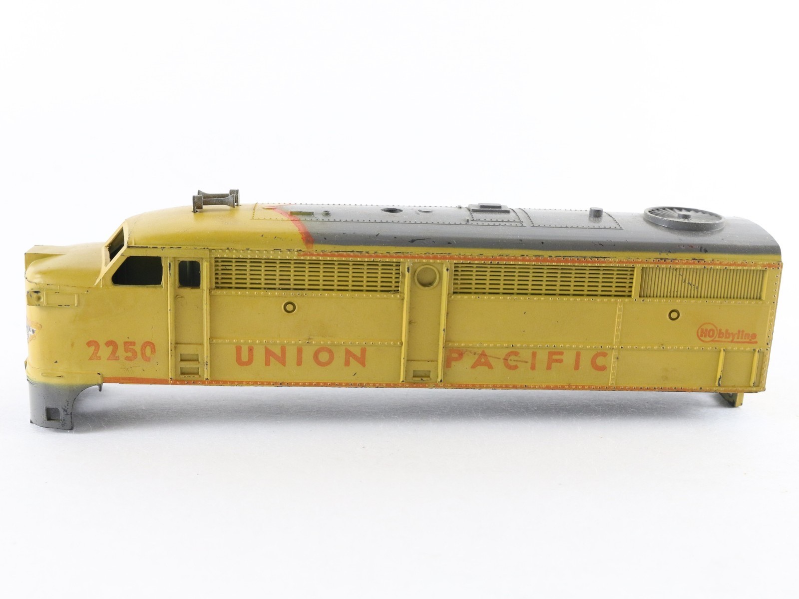 Hobbyline HO Union Pacific UP 2250 Yellow Diesel Locomotive Engine SHELL ONLY