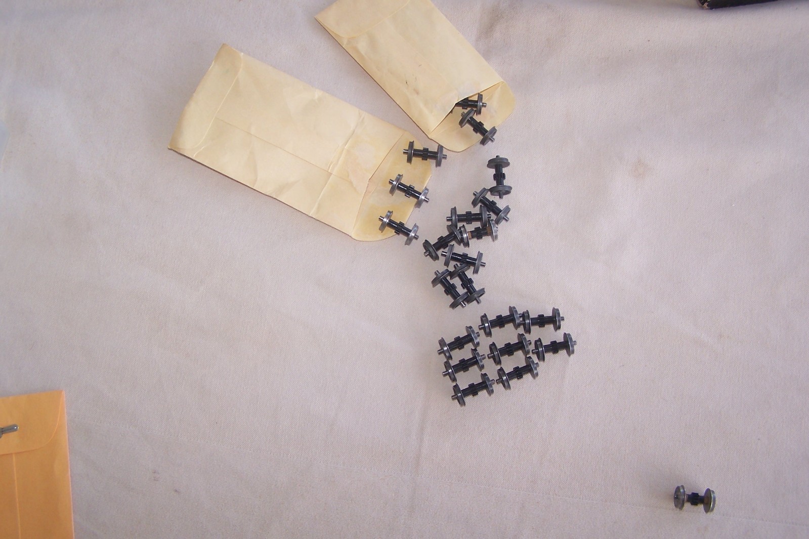 ATHEARN Rare Yellow Box-Early BB AXLE GEAR Wheelsets Trucks HO LOCOMOTIVE PARTS