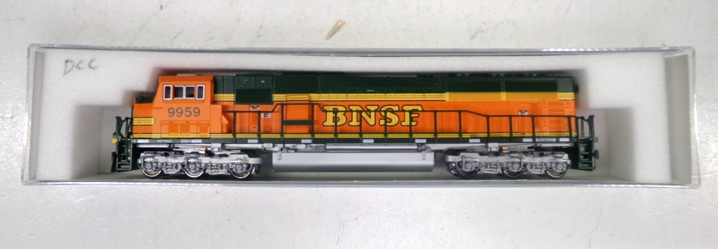 N scale Kato BNSF SD70 Mac diesel engine in original box (lot 1225)